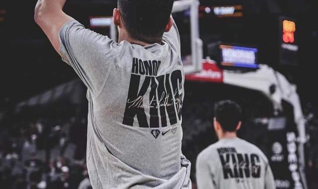 开云体育下载-【现场】布克48分再平纪录 马刺主场球迷也被圈粉