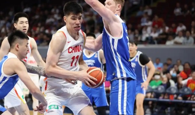 开云体育-100-93！中国男篮又大逆转，央视解说员点名表扬4人，成赢球功臣