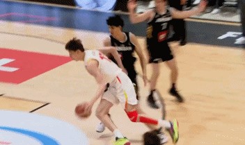 攻防一体！郇斯楠7中6得到16分4篮板5封盖